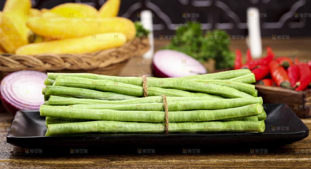 木板上放着一盘新鲜豆角