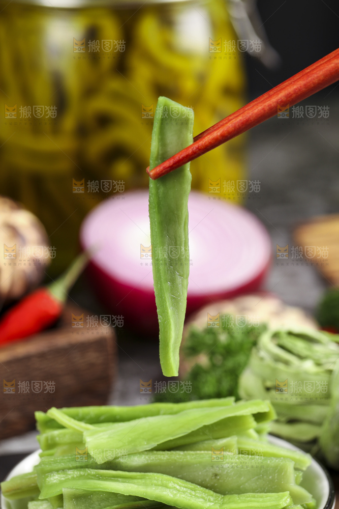 筷子上夹着干菜