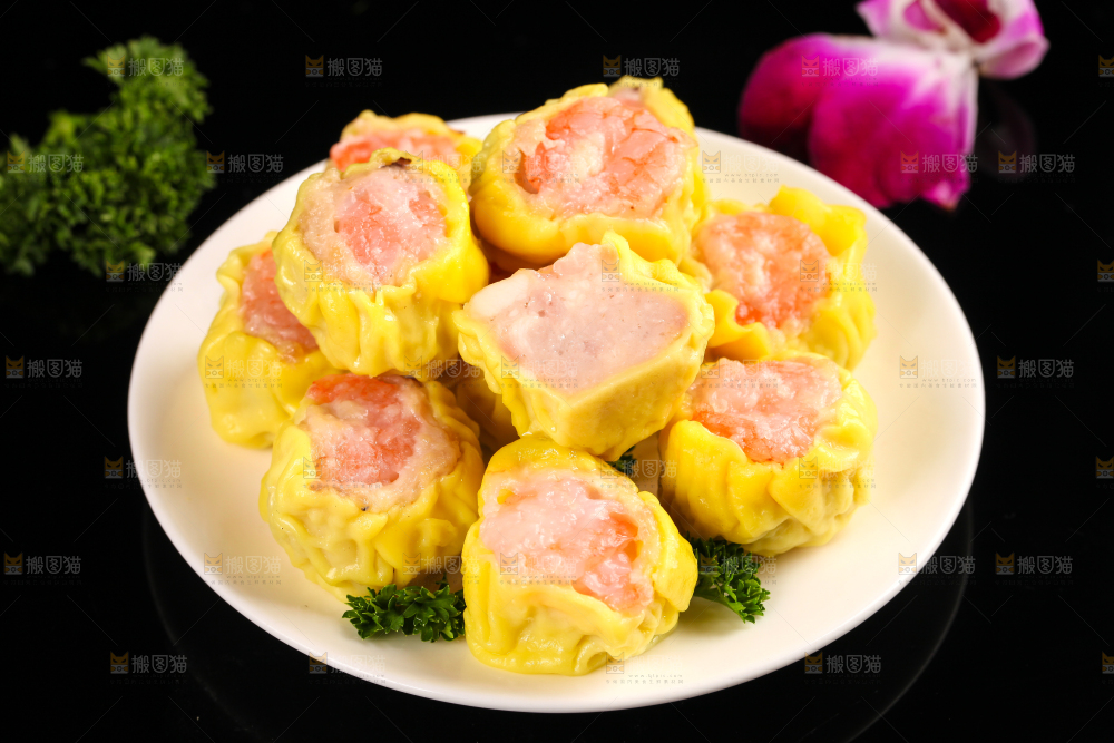 盘子里装着手工烧麦