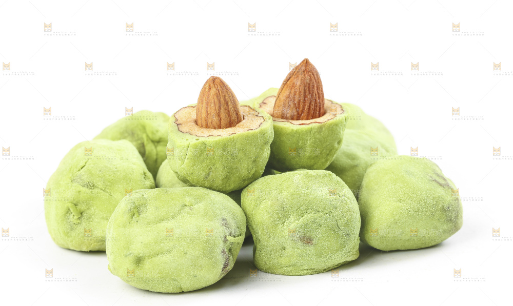 切开的抹茶味奶枣放在白底上
