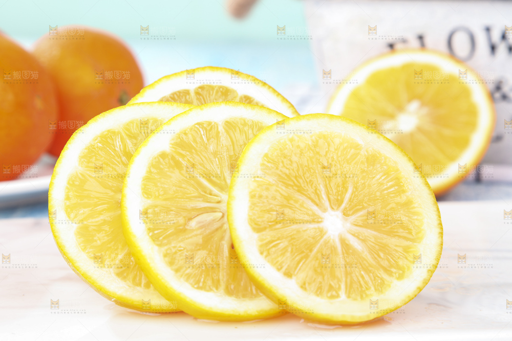 石板上的新鲜柠檬