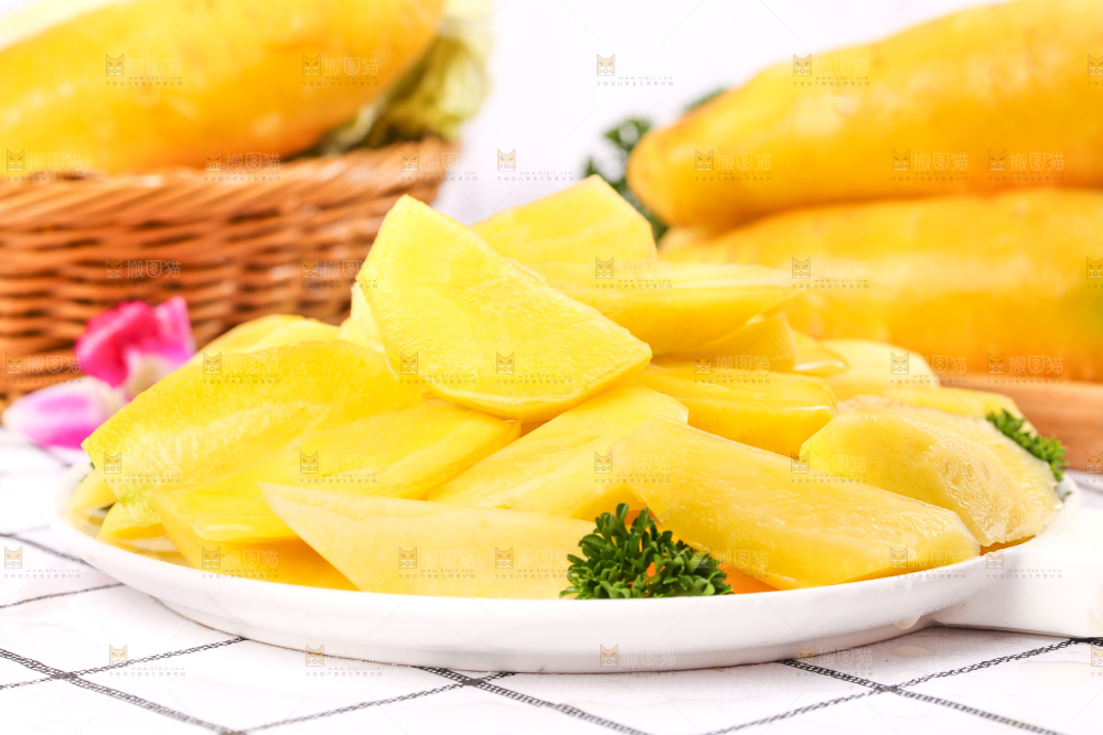 盘子里装着黄皮胡萝卜