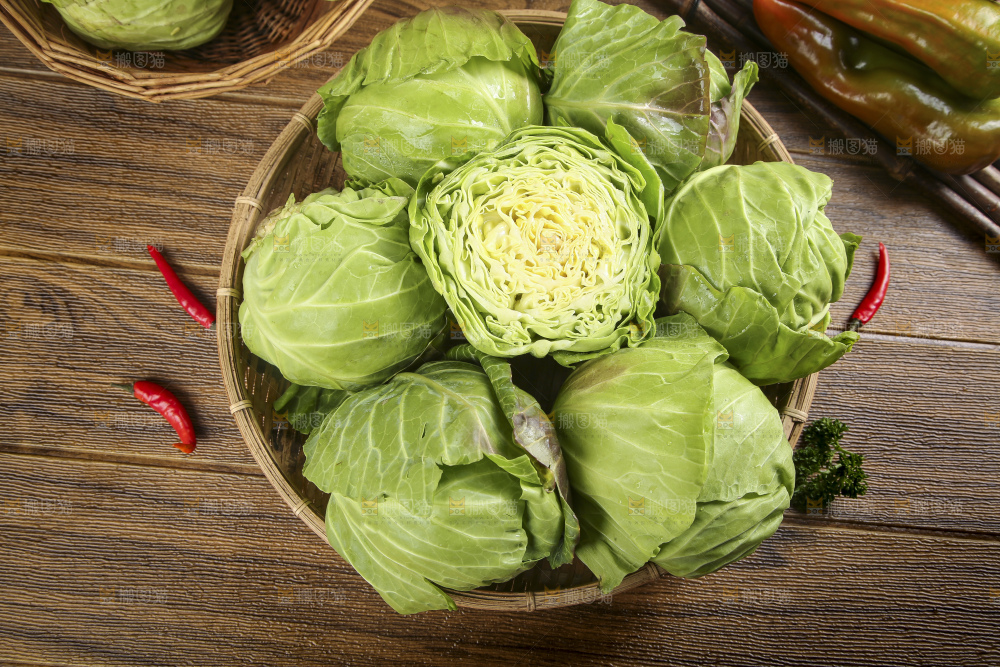 篮子里装着绿甘蓝