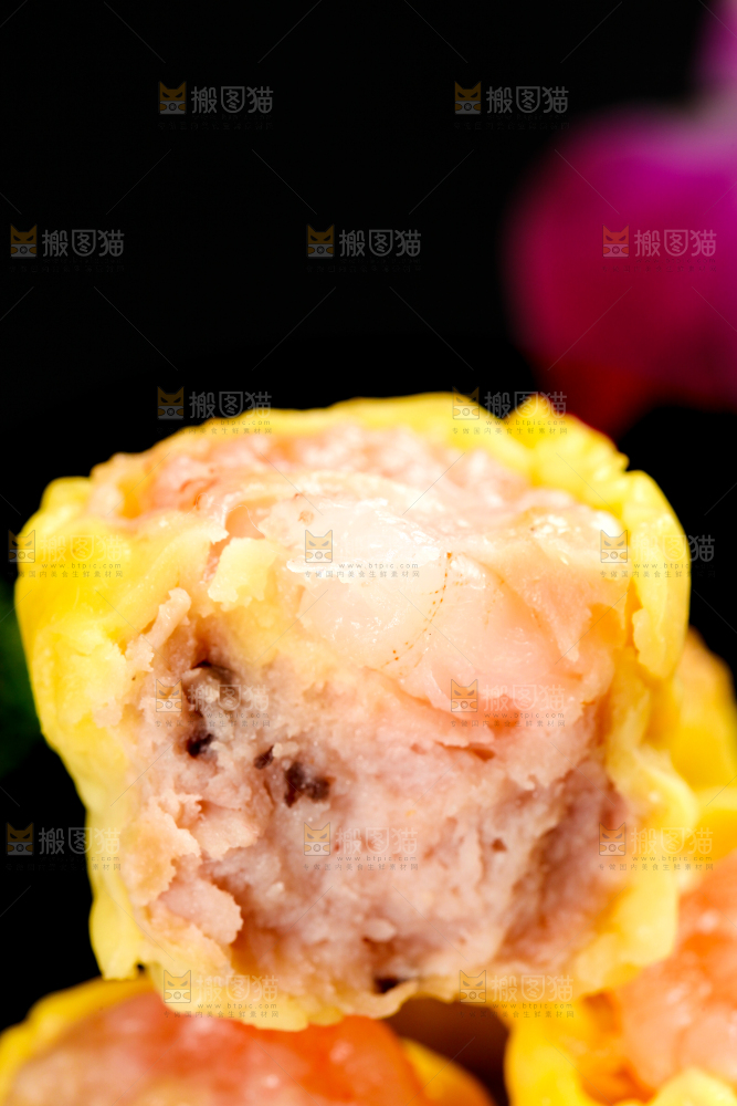 黑石板上的广式鲜肉烧麦