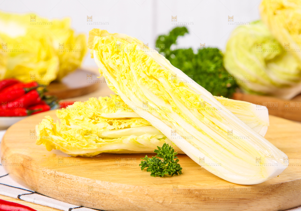木板上放着高山娃娃菜