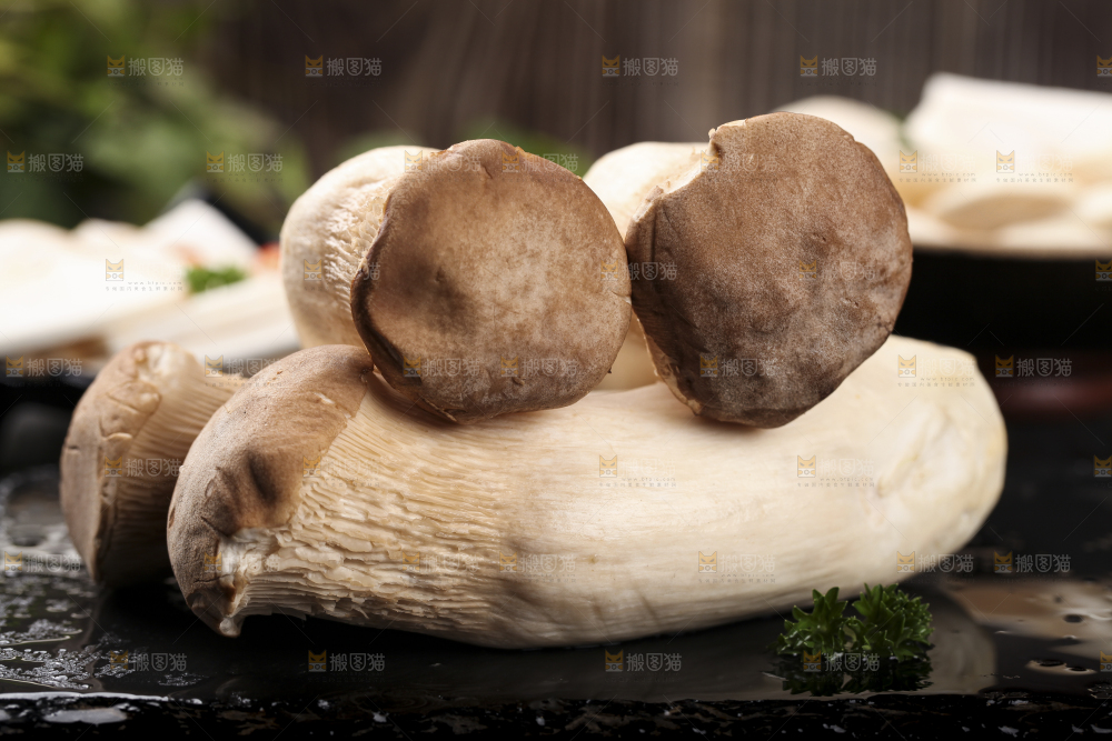 黑石板上的杏鲍菇