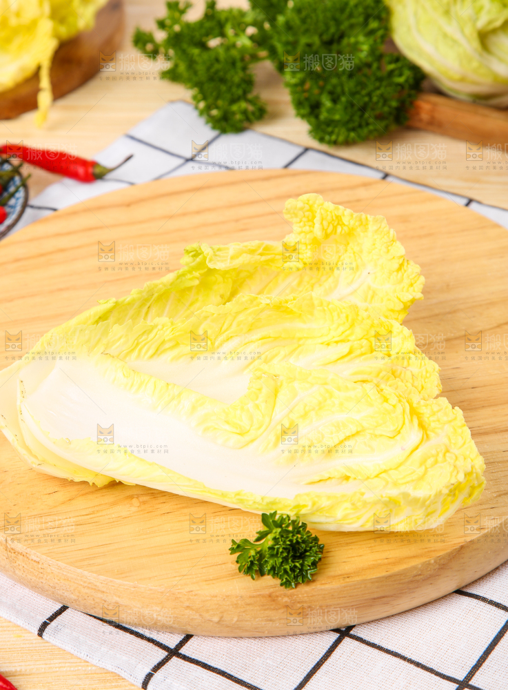 木板上放着高山娃娃菜