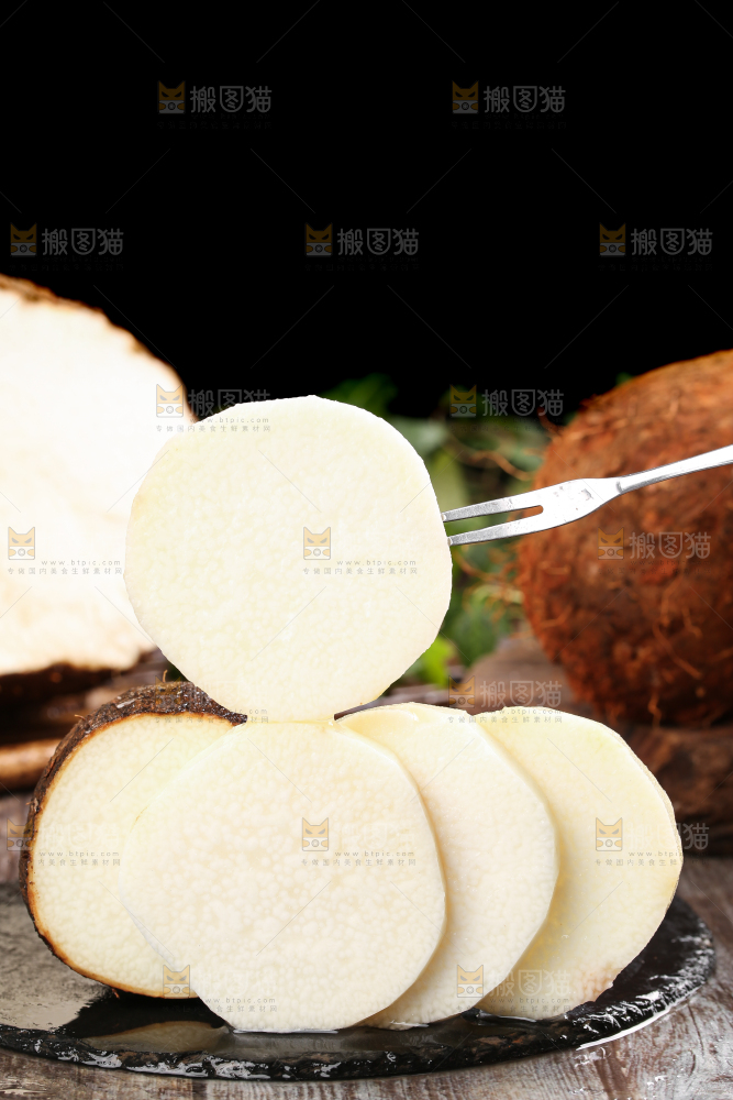 黑石板上放着云南糯米山药