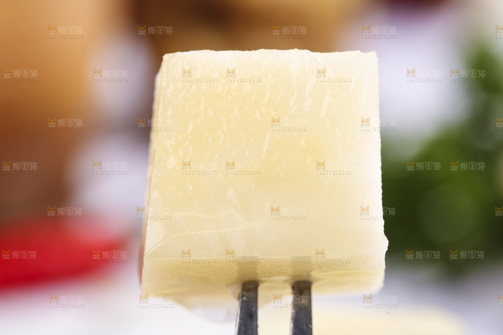 叉子上叉着姜块