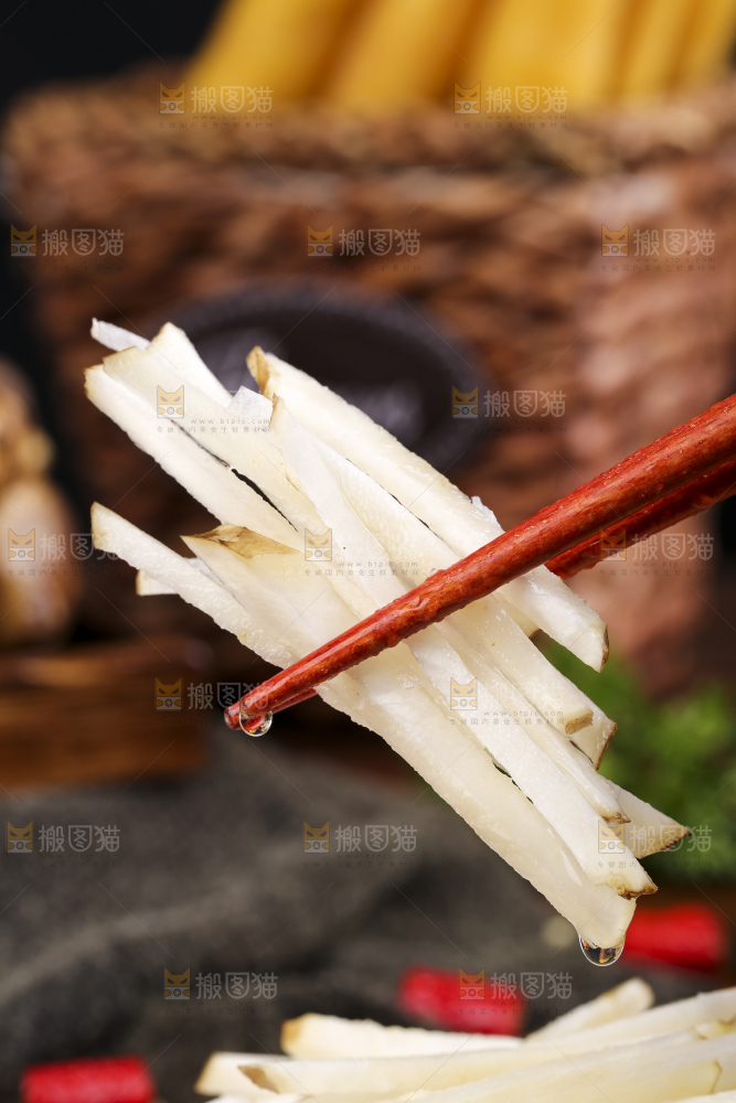 筷子上夹着洋姜丝