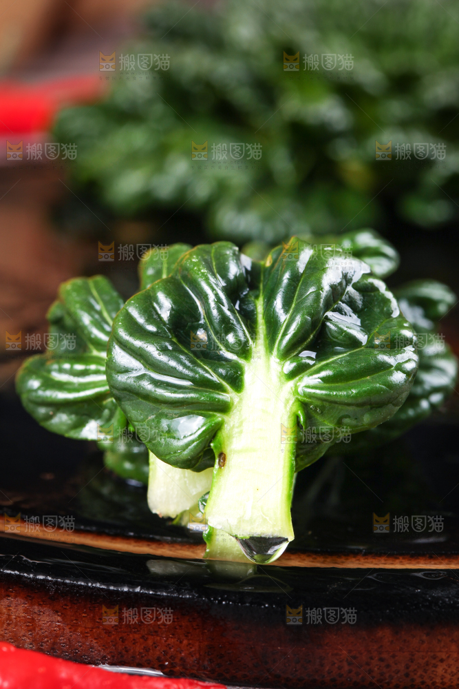盘子里装着农家乌塌菜