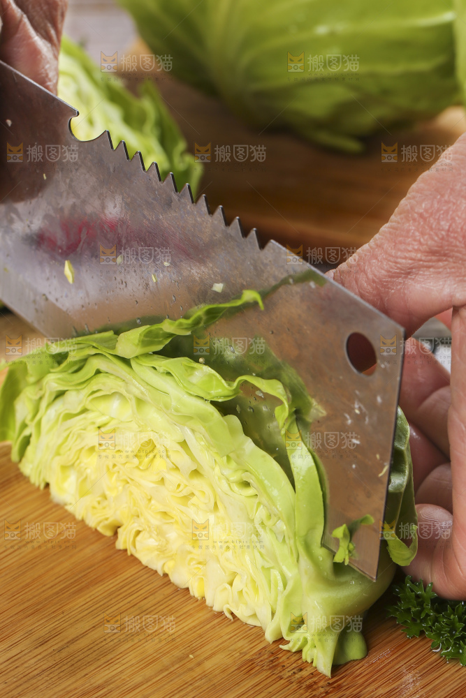 木板上放着绿甘蓝