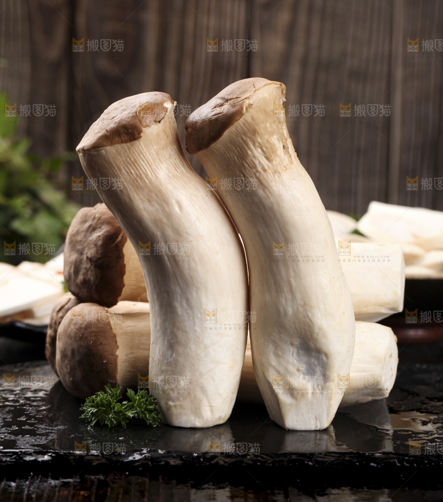 黑石板上的杏鲍菇