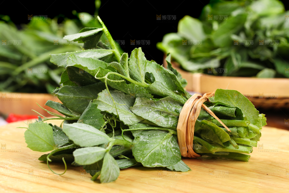 木板上放着农家豌豆尖