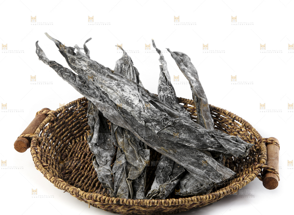 白底上摆放着盐渍干海带
