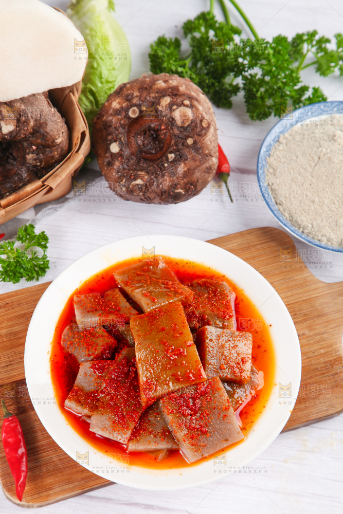 盘子里装着凉拌魔芋豆腐
