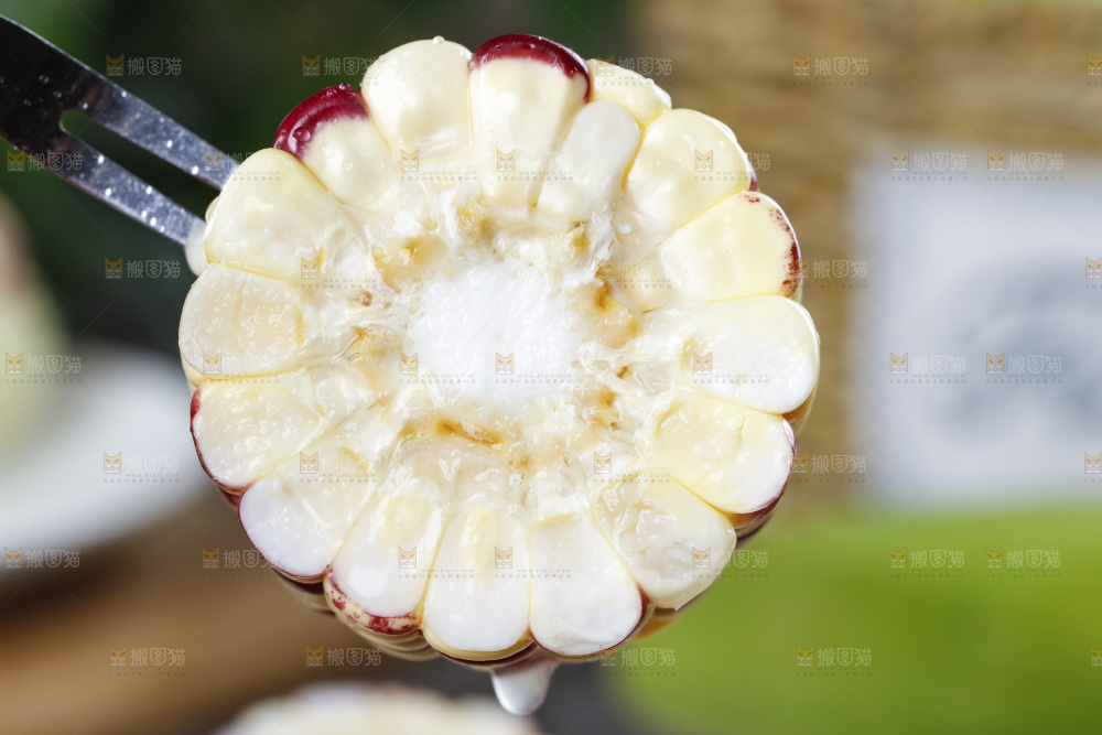 叉子叉着花糯玉米