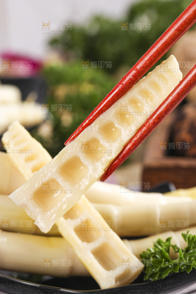 白格子底上的笋尖
