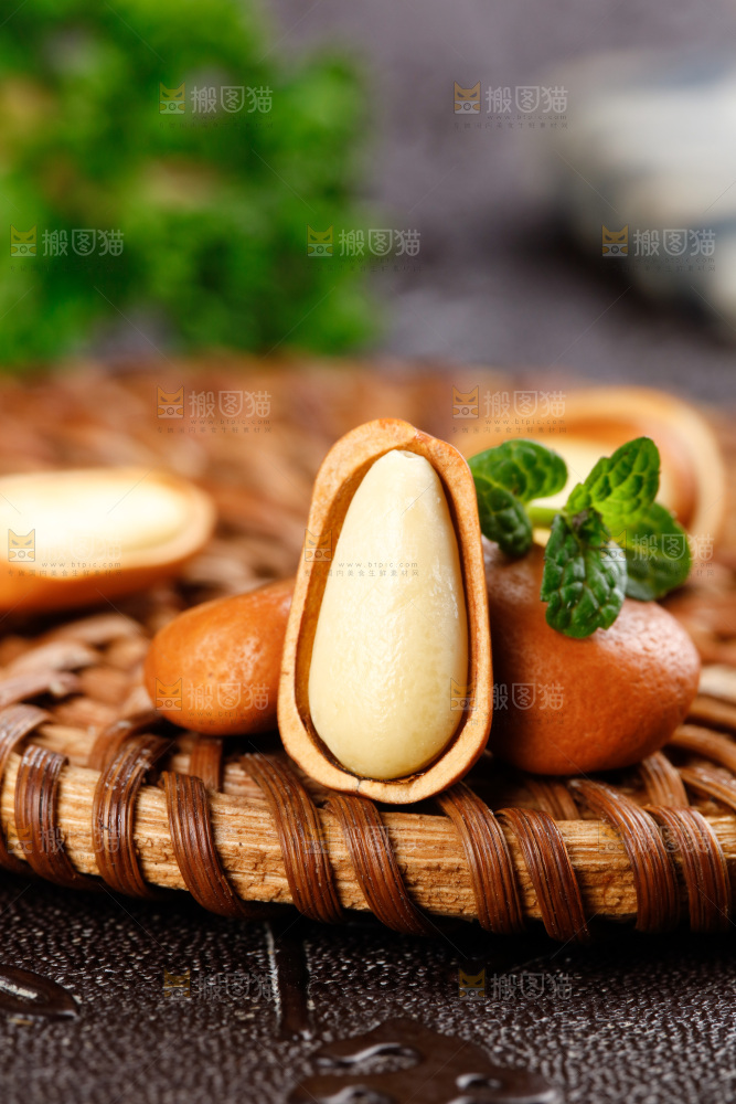深底上摆放着松子