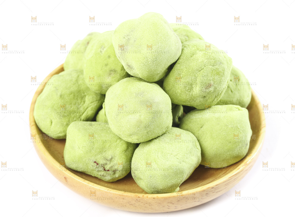 白底上放着一碟抹茶味奶枣