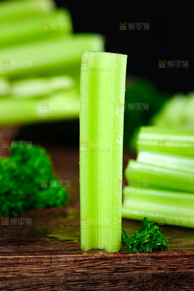深底上放着洋芹菜