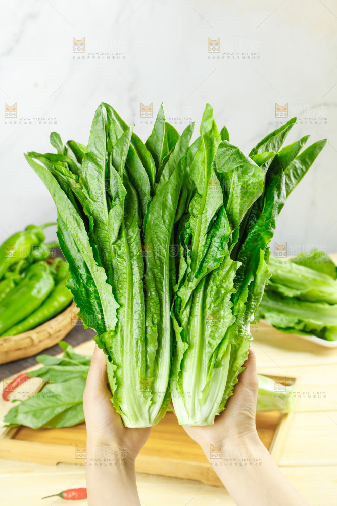 木板上的米香油麦菜