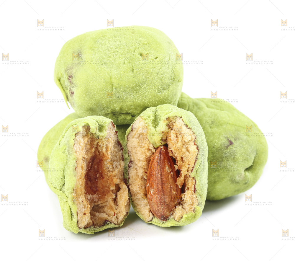 白底上放着掰开的抹茶味奶枣