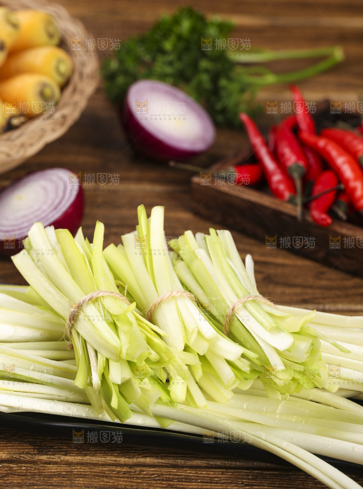 盘子里装着黄韭芽