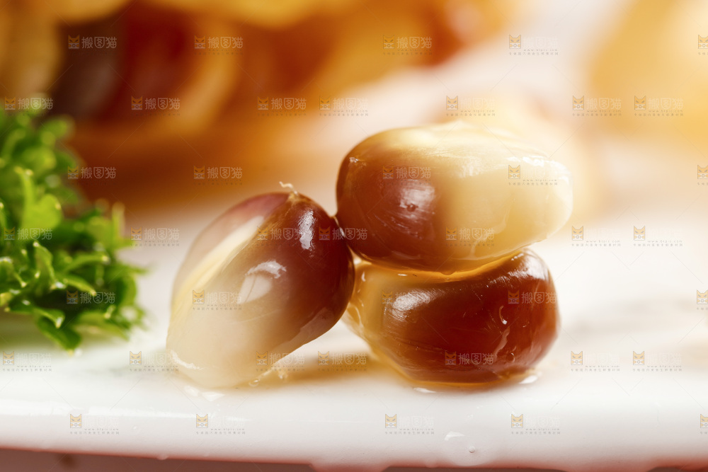 盘子里的玉米粒