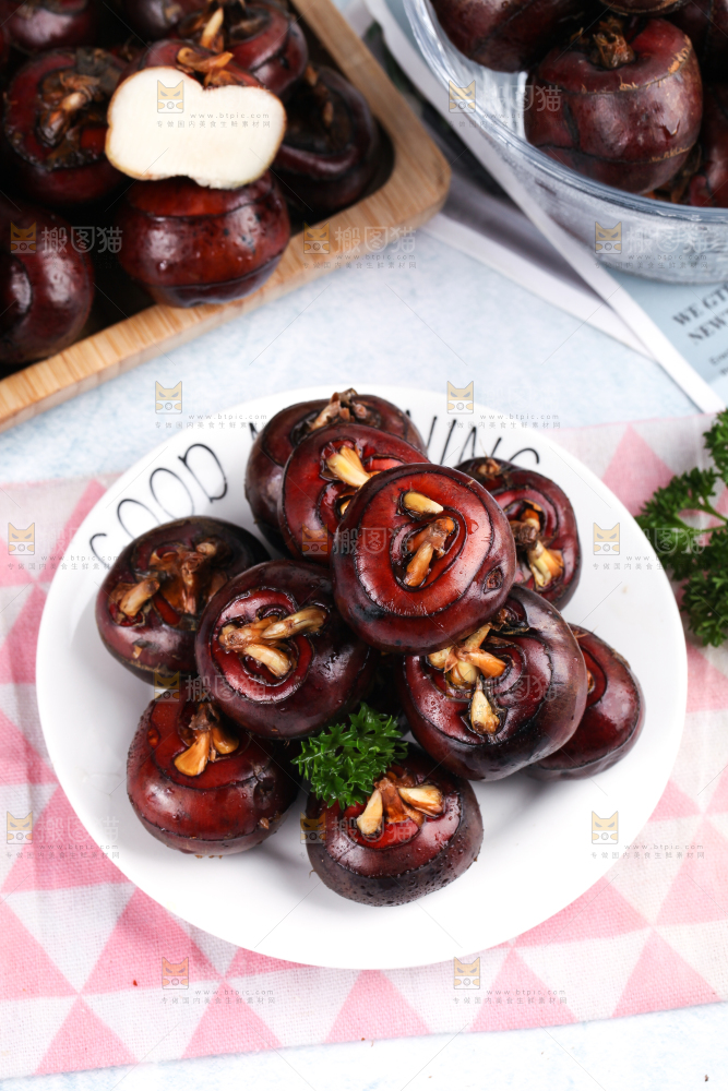 盘子里放着地梨