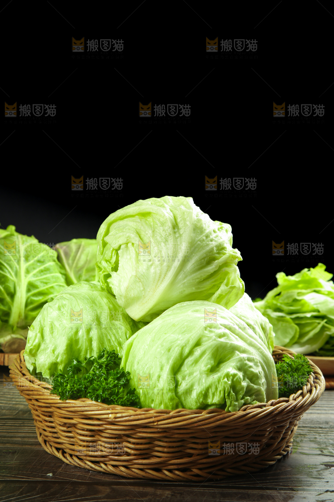 黑石板上放着圆生菜
