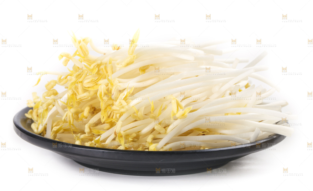 盘子里装着绿豆芽