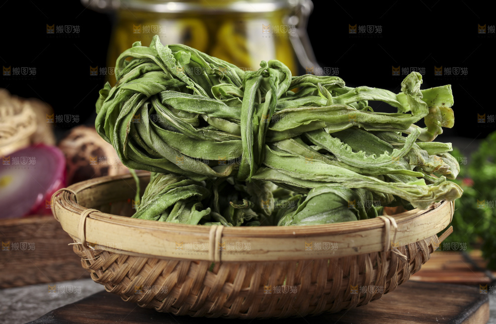 篮子里的干苔菜