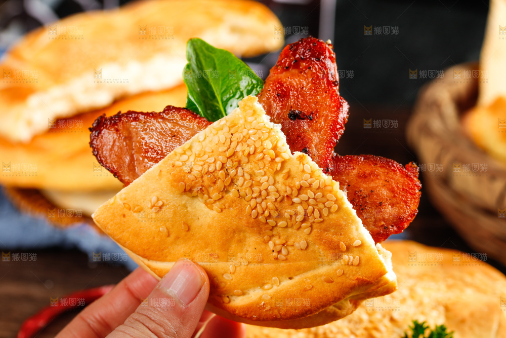 盘子里装着烧饼夹肉