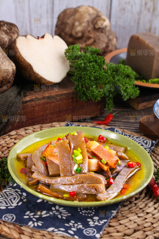 盘里装着凉拌魔芋豆腐