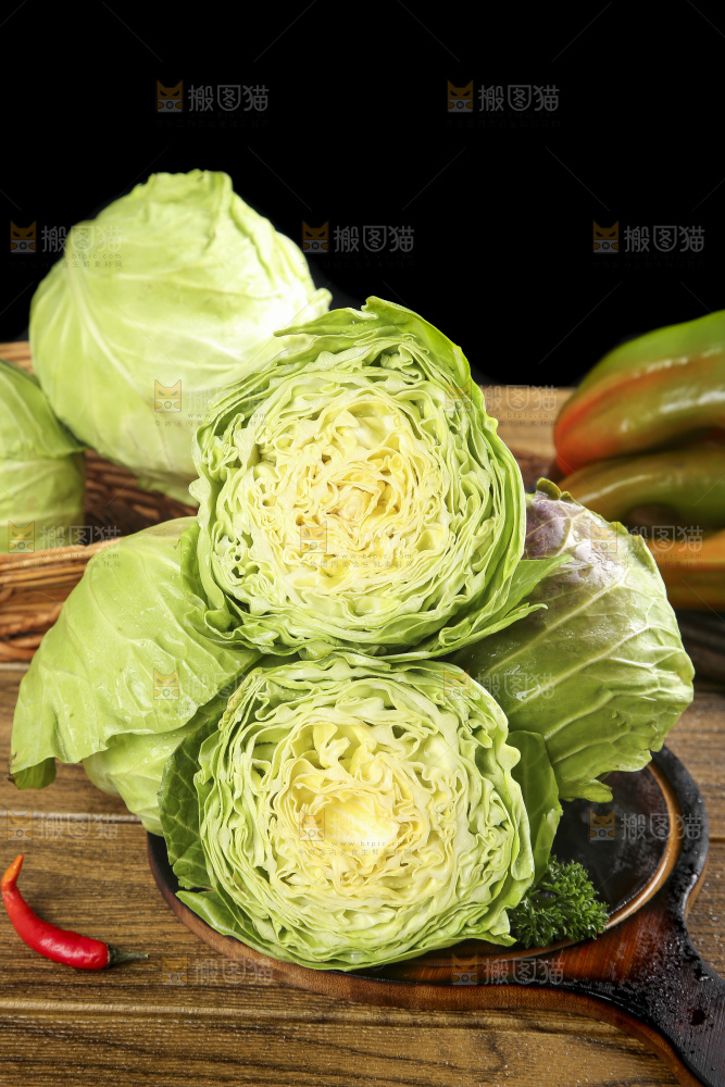 木板上摆放着卷心菜