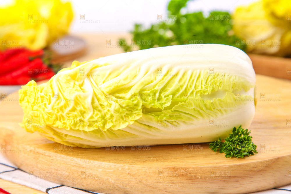 木板上放着高山娃娃菜