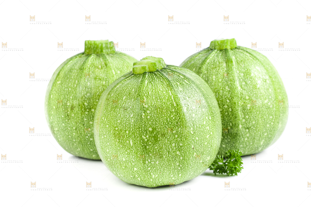 白底上摆放着新鲜南瓜