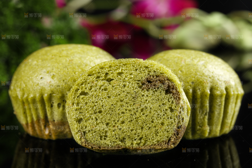 石板上放着抹茶巧克力马拉糕
