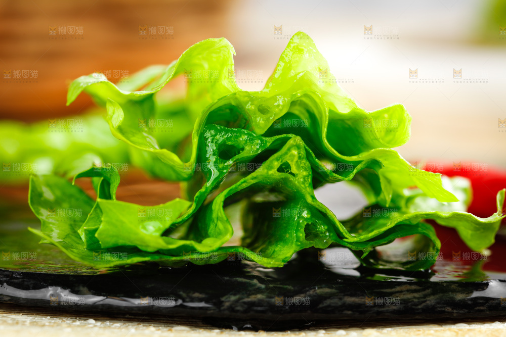黑石板上放着新鲜油麦菜