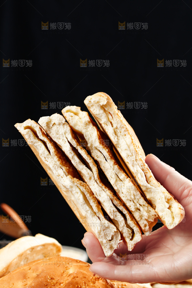 手里拿着吊炉烧饼
