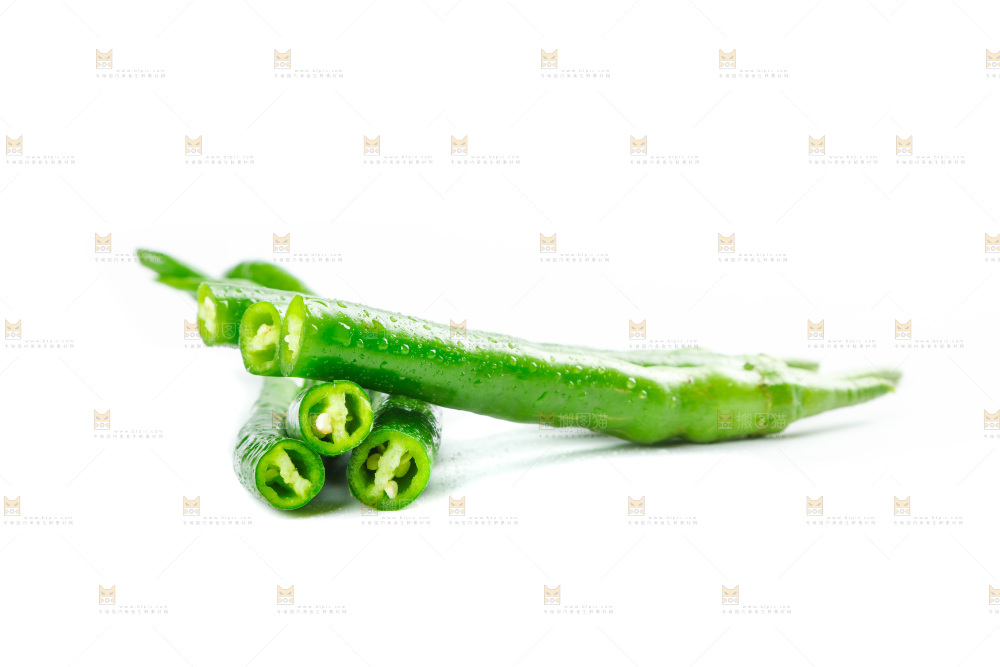 白底上放着二荆条辣椒