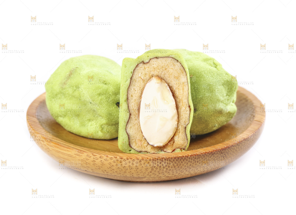 白底上放着一盘抹茶味奶枣