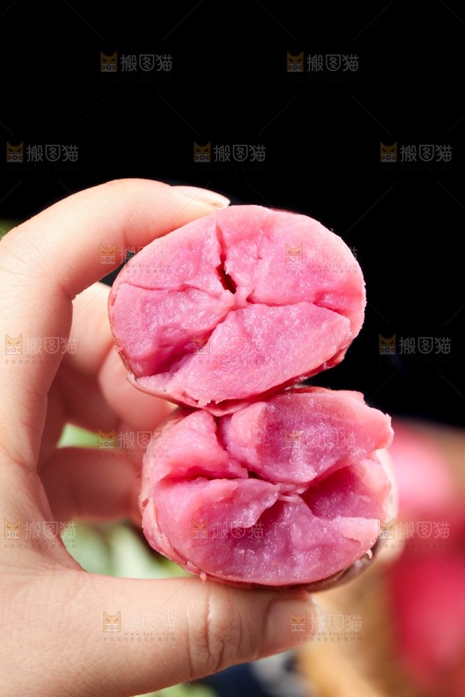 手里拿着云南红土豆