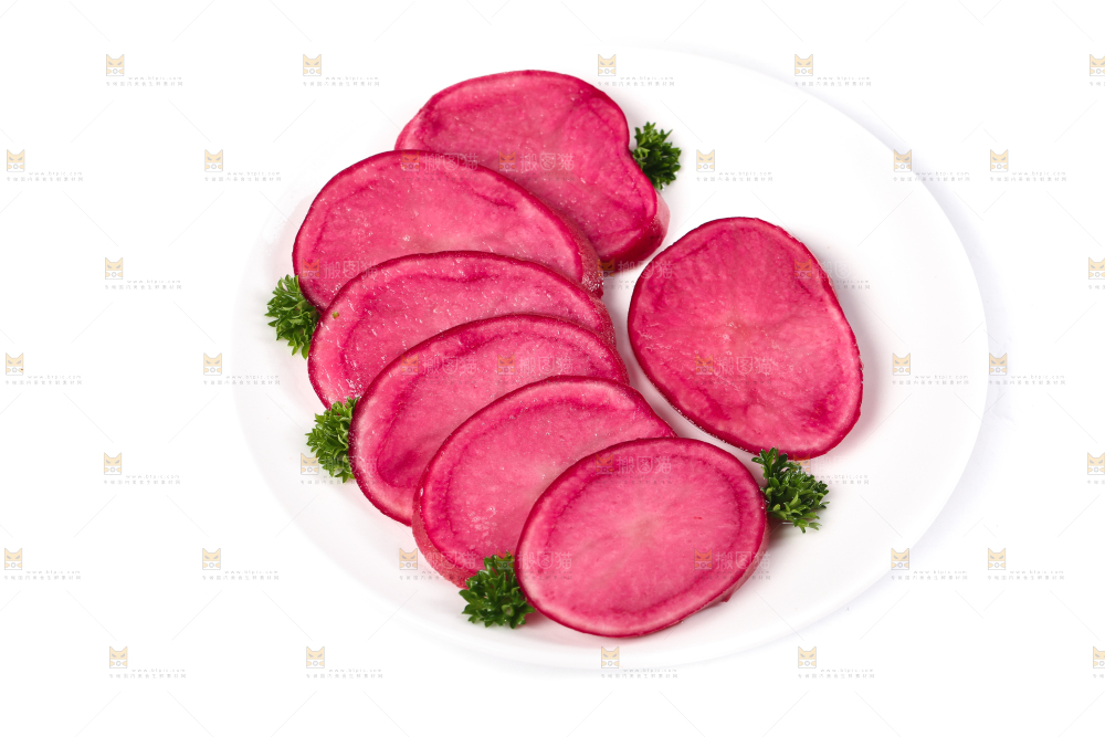 白底上摆放着云南红土豆