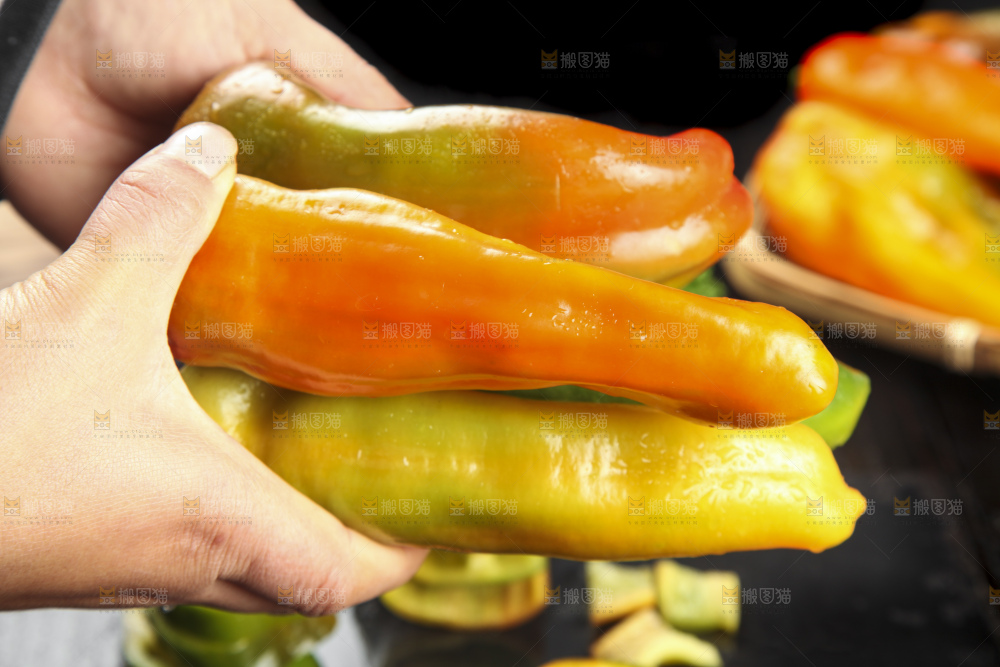 手里拿着大辣椒