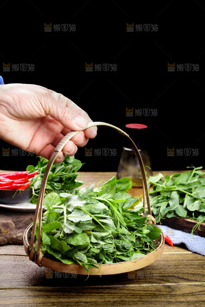 木板上放着豌豆苗