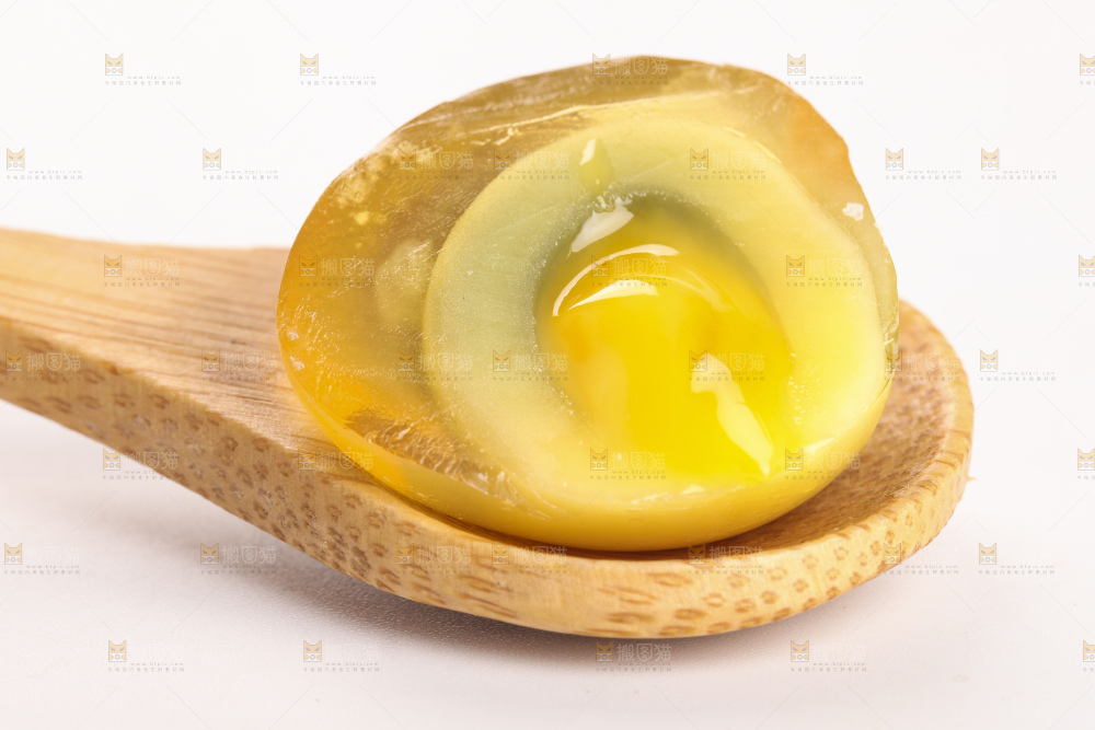 白底上放着新鲜鹌鹑皮蛋