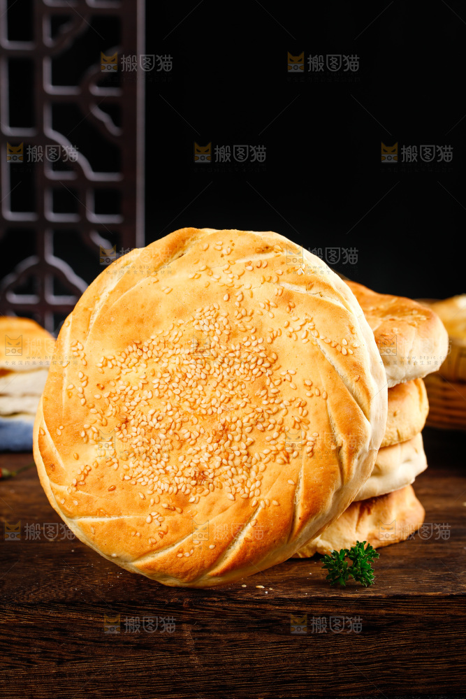 木板上放着芝麻烧饼