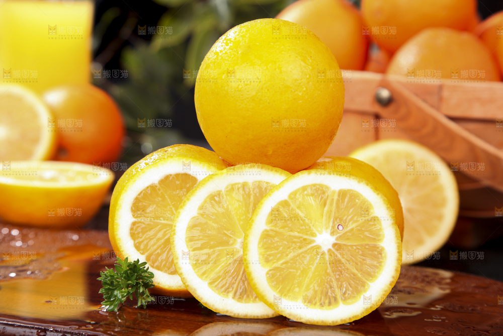 木板上摆放着柠檬